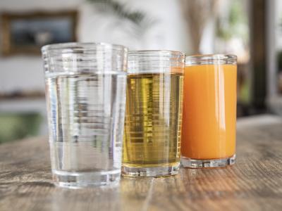 Wasser, Kräutertee und Gemüsesaft